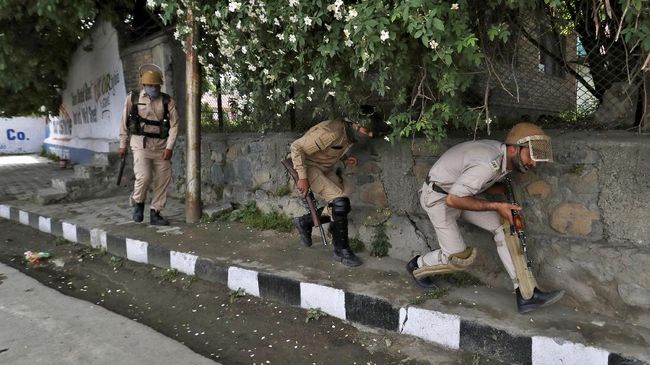 India Cabut Status Daerah Istimewa dari Kashmir Pemerintah India memutuskan mencabut daerah istimewa dari pemerintah Kashmir sebagai dampak krisis keamanan sejak akhir pekan lalu.