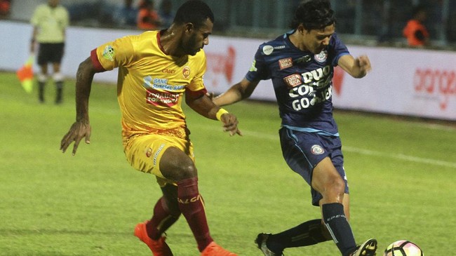 Bek Sriwijaya FC, Marco Sandy Meraudje, ditahan Kepolisian Resor Kota Palembang setelah diduga menganiaya dan memperkosa anak di bawah umur, Kamis (20/7).