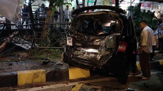 Arus lalu lintas dari Bandung menuju Jakarta di Tol Purbaleunyi dialihkan ke luar GT Cikamuning. Polisi memberlakukan contraflow dari KM 93-90.