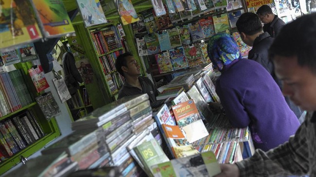 Tahun ajaran baru menjadi kesempatan bagi pedagang buku dan alat tulis untuk meraup cuan. Bahkan, di musim ini penjualan bisa mencapai Rp2 juta per hari.