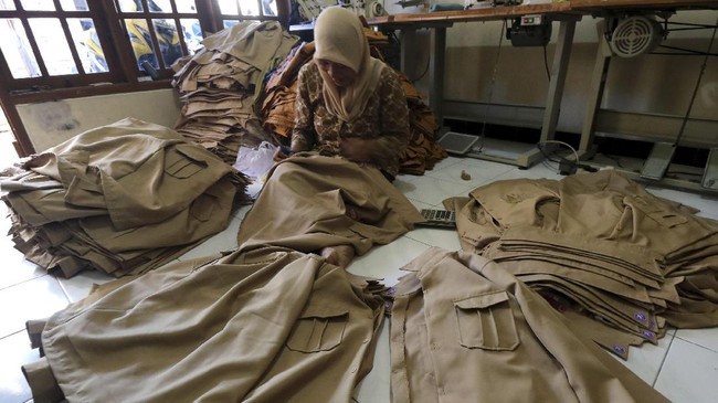 Plt Kepala SMAN 1 Kedungwaru, Tulungagung, Norhadin, dicopot buntut polemik harga seragam sekolah Rp2,3 juta yang dikeluhkan wali murid.