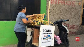 Usaha Gosok Keliling 'Gokil' dengan Motor