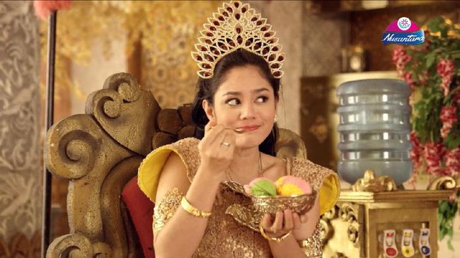 Sutradara Dimas Djayadiningrat menanggapi santai komentar negatif netizen yang menyebut iklan es krim besutannya 'ndeso' dan memalukan.