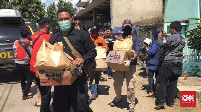 Kerdus barang bukti dibawa setelah polisi melakukan olah Tempat Kejadian Perkara (TKP) di lokasi ledakan, pagi tadi, Minggu (9/7).