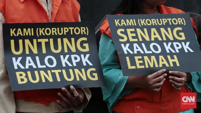 Remisi bagi koruptor di HUT 76 RI membuka lagi polemik yang sudah menahun mengenai kepantasan pelaku kejahatan luar biasa tersebut mendapat pengurangan hukuman.