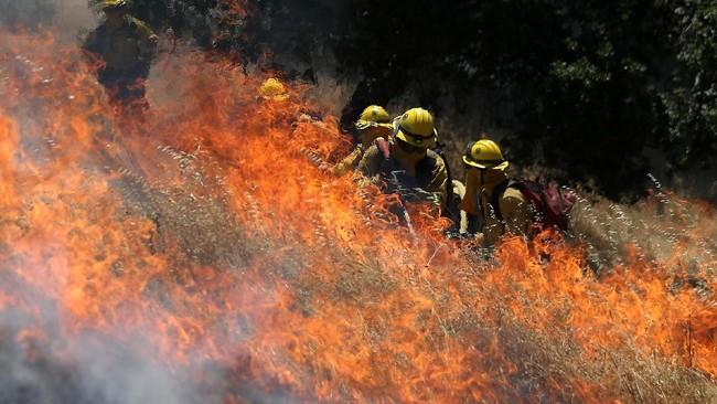 Kebakaran hutan terjadi di Lembah Cherry, sebelah timur kota Los Angeles, California, AS, memaksa ribuan penduduk mengungsi.