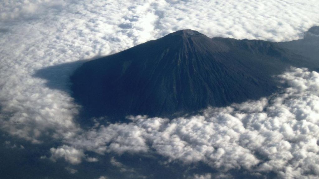 Pendaki Remaja Jatuh ke Kawah Gunung Slamet Saat Foto Selfie