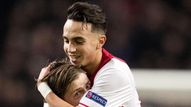 Pesepak bola Belanda, Abdelhak Nouri, kembali sadar dan bisa menonton bola setelah jatuh dalam laga uji tanding pada 2017.