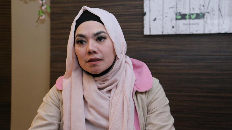 Sarita Abdul Mukti menunjukkan isi saldo ATM miliknya ke publik. Meski diberi 6 rumah oleh mantan suaminya, Faisal Haris ternyata saldo ATM tinggal Rp156 ribu.