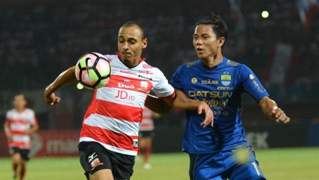 Pelatih Persib Djadjang Nurdjaman mengaku enggan mengomentari keputusan wasit saat timnya kalah 1-3 dari Madura United. Ia menyerahkan kepada bobotoh.