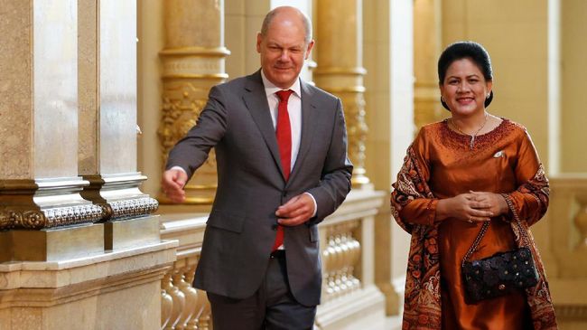 Selama KTT G20 Jerman, Iriana Jokowi memilih baju kurung dengan padupadan busana motif batik. Pilihan warna yang mencolok membuatnya mencuri perhatian publik.