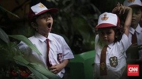 FOTO: Senyum dan Polah Mereka di Hari Pertama Sekolah