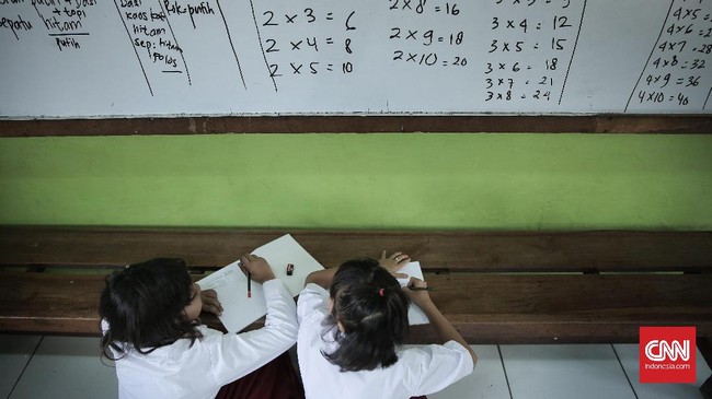 Kemendibud akan meminta Dinas Pendidikan Daerah untuk menertibkan buku sekolah yang tidak sesuai dengan kurikulum.