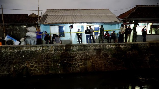 Polisi menangkap empat orang lain yang diduga membantu tersangka bom panci Bandung, Agus Wiguna. Polisi masih memeriksa keempatnya untuk mencari donatur bom.