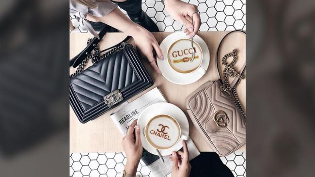 Selain enak diseruput, ternyata secangkir kopi juga bisa tampil high-fashion. Seniman di Instagram ini membentuk logo-logo merek ternama di atasnya.
