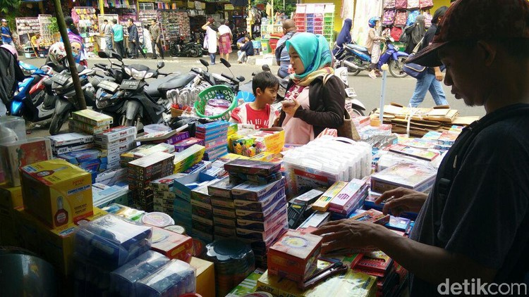 Bunda hendak membeli perlengkapan anak sekolah untuk menyambut tahun ajaran baru? Simak tips berikut ini yuk, Bun, supaya belanjanya lebih hemat.