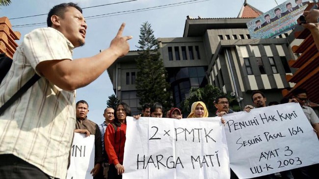 Sehari setelah mantan karyawan Koran Sindo di Jawa Timur melakukan aksi, para karyawan di Jawa Tengah pun melakukan aksi serupa dan melapor ke Disnaker.