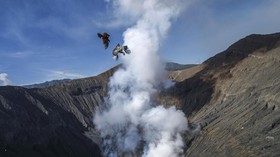 FOTO: Yadnya Kasada, Melarung Syukur ke Perut Bumi
