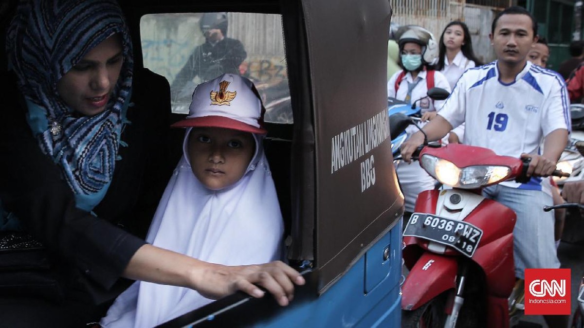 FOTO: Senyum dan Polah Mereka di Hari Pertama Sekolah