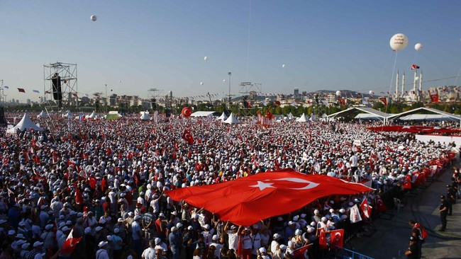 Ratusan ribu orang berunjuk rasa di Istanbul untuk memprotes tindakan keras pemerintah Erdogan menyusul upaya kudeta gagal Juli tahun lalu.