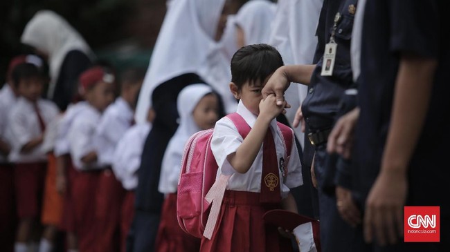 Saat ini guru yang mengajar di sekolah negeri di Jakarta berjumlah 32 ribu. Padahal butuh 46 ribu guru untuk menjangkau seluruh sekolah negeri di ibu kota.