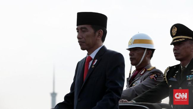 HUT BHAYANGKARA POLRI 71 Presiden Jokowi sebagai Inspektur upacara di Hut Bhayangkara Polri ke 71. Kapolri Jenderal Pol Tito Karnavian mengundang Presiden Joko Widodo dan Wakil Presiden Jusuf Kalla dalam peringatan hari ulang tahun ke-71 Bhayangkara di Lapangan Silang Monas, Jakarta Pusat, Senin, 10 Juli 2017. upacara dan acara tersebut melibatkan 2.408 personel gabungan dari Polri, TNI, instansi terkait. CNN Indonesia/Andry Novelino