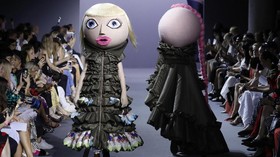 Penampakan Mirip Boneka Pengamen di Panggung Mode Paris