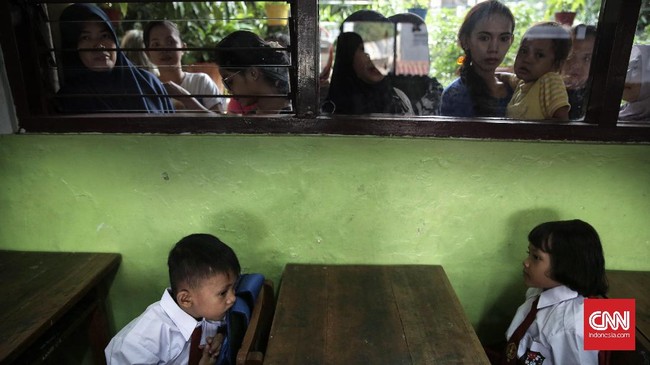 FOTO: Senyum dan Polah Mereka di Hari Pertama Sekolah