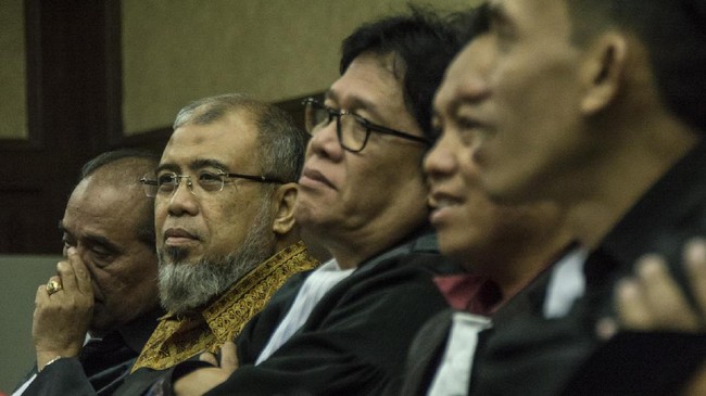 Patrialis Akbar disebut pernah mengarahkan pengusaha impor daging sapi Basuki Hariman memberikan Rp2 miliar bagi Ketua MK Arief Hidayat dan hakim Suhartoyo.