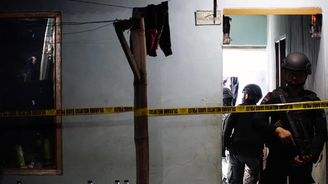 Polisi menyatakan paham radikal diduga sudah tertanam di dalam pemikiran Agus sejak bergabung dengan kelompok Negara Islam Indonesia (NII).