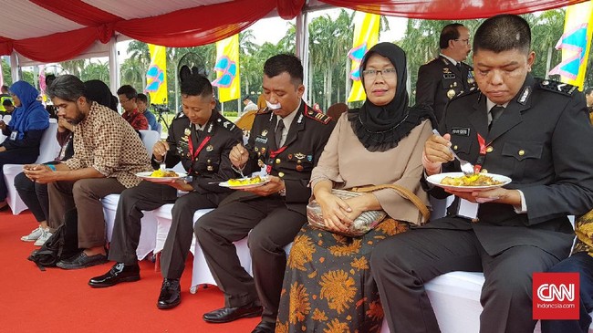 Saat hari peringatan Bhayangkara, Kapolri memberikan potongan tumpeng khusus bagi tiga anggotanya yang menjadi korban teror simpatisan ISIS di Jakarta.