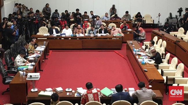 PAN, PKS, Gerindra dan Demokrat menolak laporan sementara Pansus Hak Angket KPK. Namun mereka kalah suara dengan parpol lain yang mendukung pansus.
