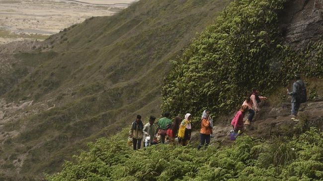 Gunung Meja merupakan objek alam yang unik dan strategis karena dapat diamati dari sisi laut, udara, maupun darat oleh setiap orang yang datang di Kota Ende.