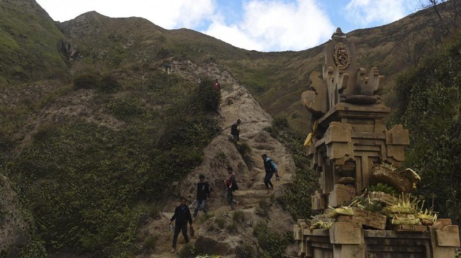 Polda Jatim tengah mengejar pelaku perusakan tiga tempat ibadah Suku Tengger yang merupakan umat Hindu di Bromo, Jatim.