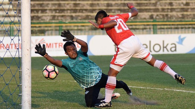 Sepasang gol Bambang Pamungkas memastikan kemenangan Persija Jakarta dengan skor 2-0 saat menjamu Semen Padang di Stadion Patriot, Minggu (22/10).