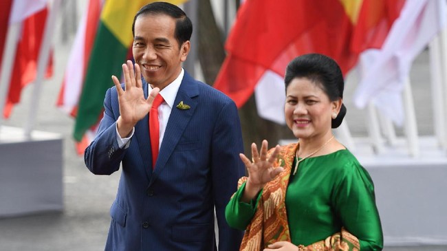 Presiden RI Joko Widodo (Jokowi) dan Ibu Negara Iriana dianugerahi gelar adat oleh Suku Komering, Sumatra Selatan dalam lawatan ke Palembang.
