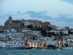 Nongkrong di Ibiza, Turis Kaget Biayanya Lebih Mahal dari Tiket Pesawat