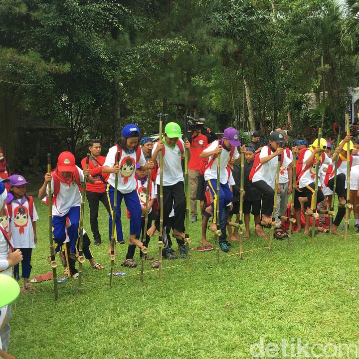 Anak-anak semangat banget nih Bun nyoba main egrang. (Foto: Dian/HaiBunda)