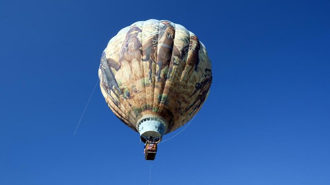 Menteri Perhubungan Budi Karya Sumadi minta kepada masyarakat tidak terbangkan balon udara. Pasalnya kegiatan tersebut bisa membahayakan penerbangan.