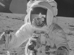 Pria Ini Gunakan Pakaian Astronaut Untuk Lindungi Diri dari COVID-19