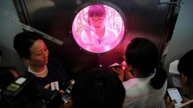 Empat mahasiswa Beijing University of Aeronautics and Astronautics melakukan simulasi hidup di planet lain dengan tinggal dalam bunker selama 200 hari.