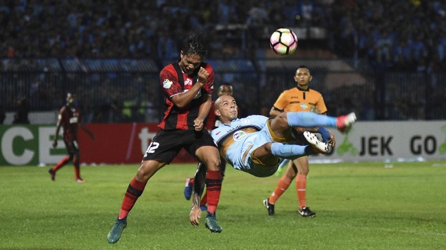 Pemain PSBS Biak Muhammad Tahir menyebut kualitas pemain lokal '11-12' dengan pemain naturalisasi yang memperkuat Timnas Indonesia alias tidak berbeda jauh.