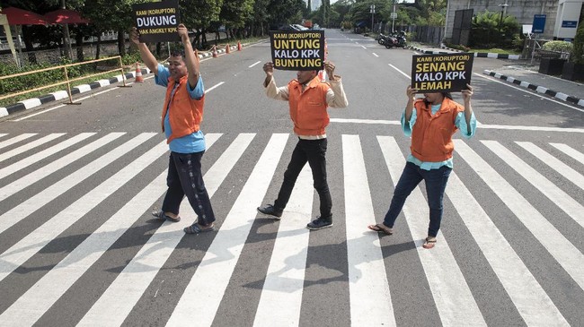 MK melanggengkan keabsahan angket DPR terhadap KPK. Putusan itu menjadi antiklimaks dari upaya menyelamatkan KPK sebagai lembaga independen tanpa intervensi.