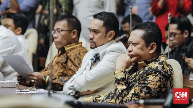 Friksi yang dianggap tak wajar itu menggambarkan ketidakpatuhan pegawai KPK terhadap pimpinannya. Subordinasi itu berpotensi menampilkan komisioner bayangan.