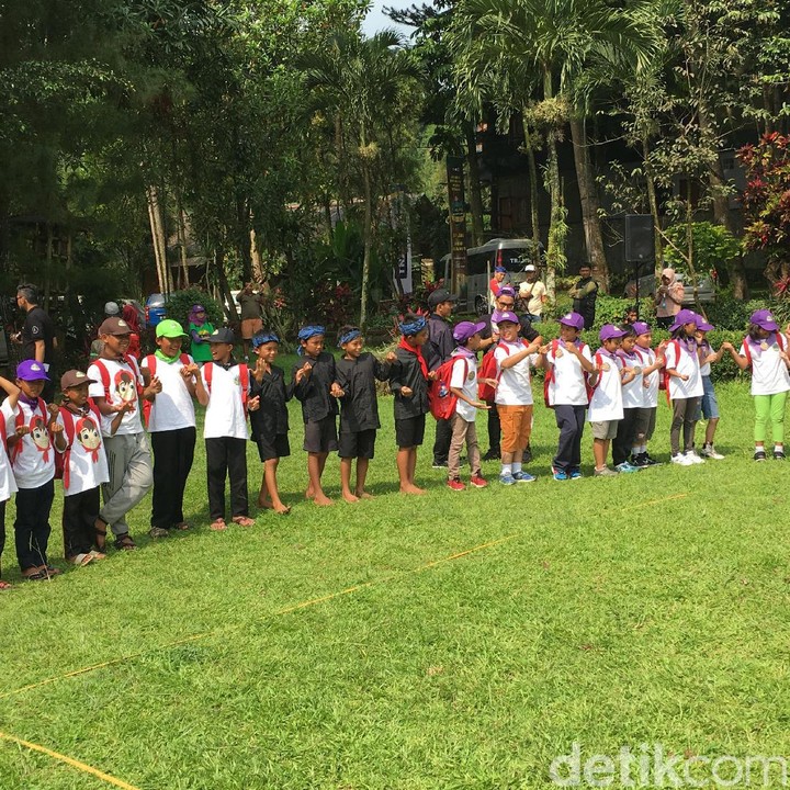 Di sini, lebih dari 100 peserta yang berasal dari berbagai kota di Indonesia juga bisa bertemu anak penduduk lokal dan juga si Bolang dari Baduy. (Foto: Dian/HaiBunda)