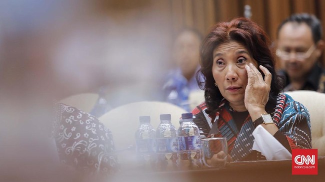 Menanggapi desakan para nelayan cantrang, Menteri KKP Susi Pudjiastuti menegaskan pencopotan jabatan menteri hanya bisa dilakukan Presiden Joko Widodo.