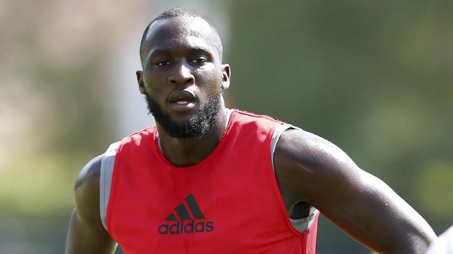 Jose Mourinho menilai Romelu Lukaku tak cocok bila dibandingkan dengan Wayne Rooney karena perbedaan karakter yang ada di antara keduanya.