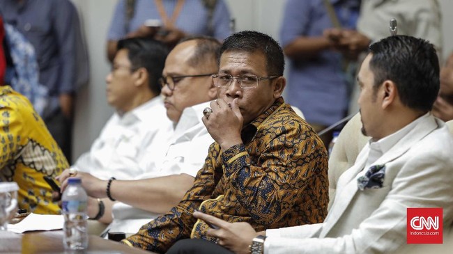 KPK dianggap tidak konsisten karena hanya mau memenuhi panggilan Komisi III DPR, alih-alih hadir dalam rapat pansus angket.