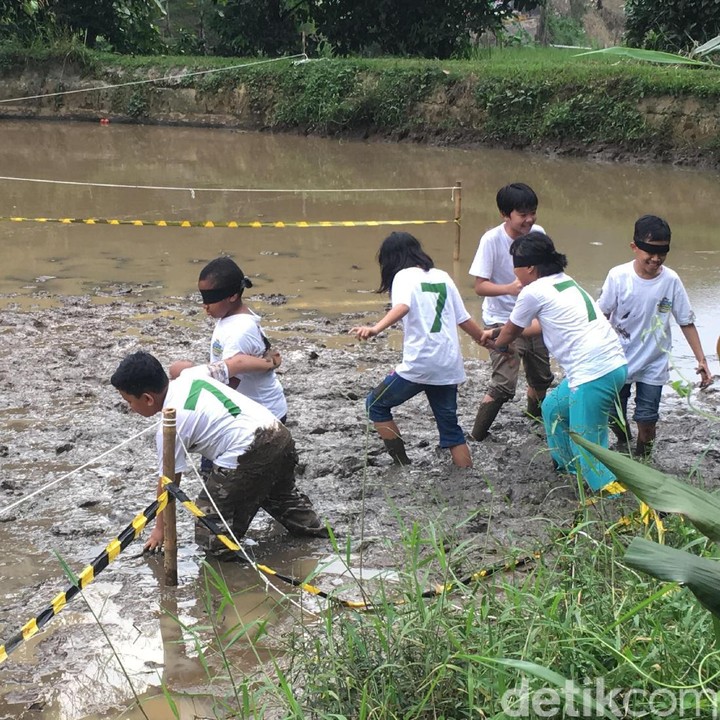 Biar kotor, anak-anak antusias banget main di lumpur. (Foto: Dian/HaiBunda)