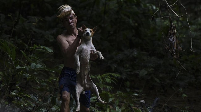 FOTO: Perburuan Warga Dayak Berpayung Hutan Adat